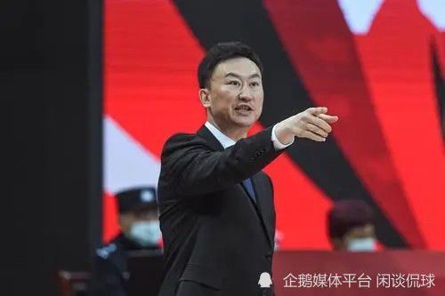 影片同期发布的定档海报同样“不同凡响”，刘德华饰演的天王刘伟驰手持奖杯意气风发的状态与背景中红猪的剪影形成鲜明对比，荒诞感十足，这也预示着片中刘伟驰的拿奖之路一定会遭遇众多阻碍